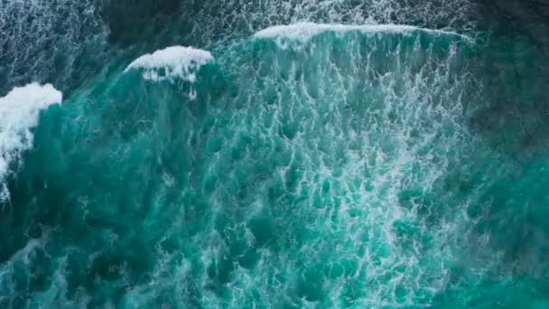 Uitzicht vanuit de lucht op oceaangolven. Blauwe waterachtergrond. — Stockvideo