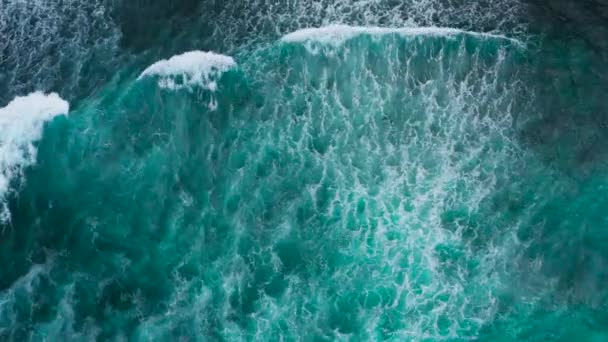 Vista aérea a las olas del océano. Fondo de agua azul. — Vídeos de Stock