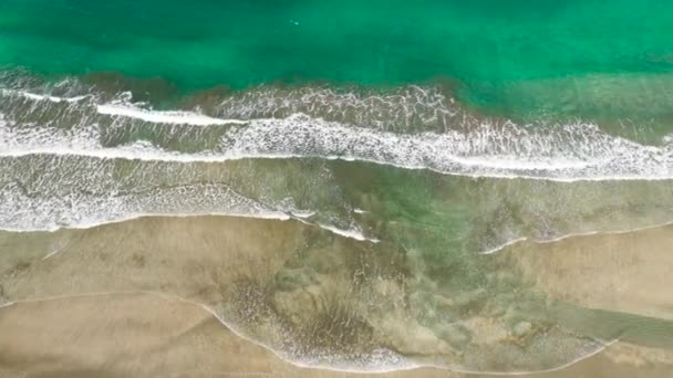 海浪从无人机上看到。海滩上的海浪. — 图库视频影像