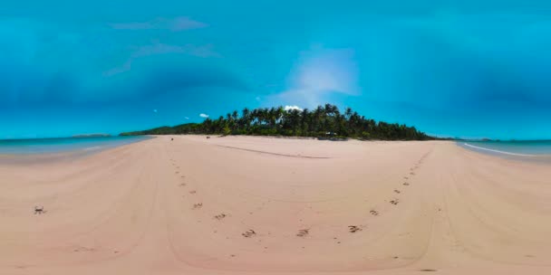 Tropisk strand med hvit sand, sett ovenfra. – stockvideo