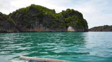 Kayalık adalar ve turkuaz deniz.