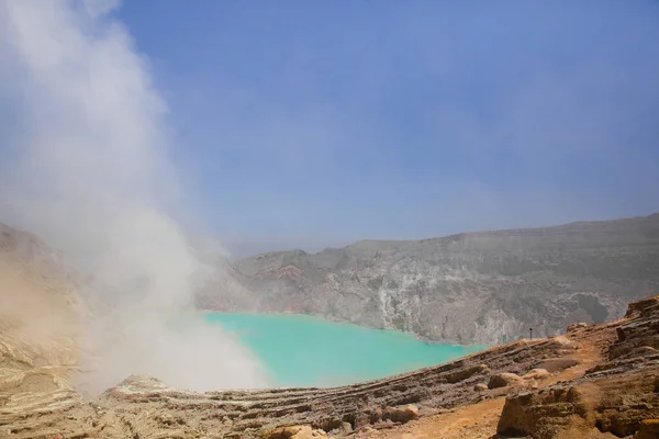 Vulcano Ijen. Cratere di un vulcano con un lago vulcanico solforico verde e fumo vulcanico. Veduta del vulcano fumante Kawah Ijen in Indonesia. Paesaggio montano — Foto Stock