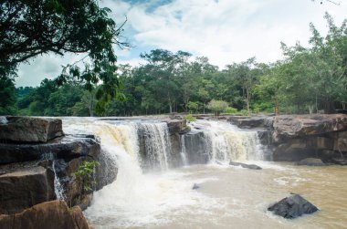 Şelalenin yağmur mevsiminde kataraktı var