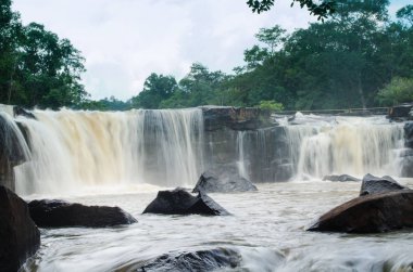 Şelalenin yağmur mevsiminde kataraktı var