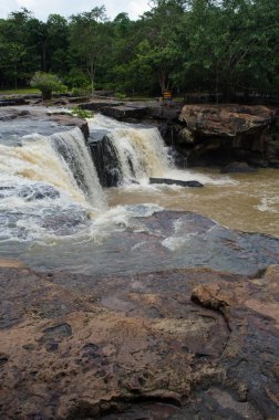Şelalenin yağmur mevsiminde kataraktı var