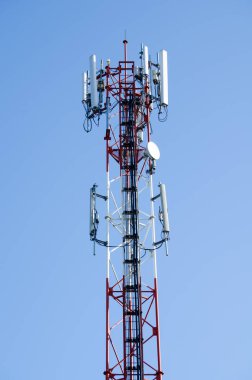 Yaz mevsiminde bulutlar ve antenler