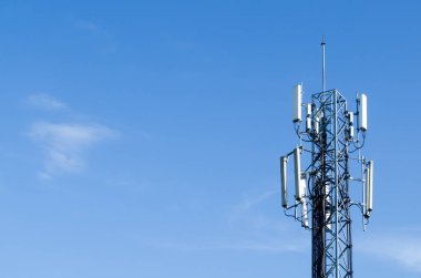 Mavi gökyüzü kış mevsiminde bulutludur ve anten ön plandadır..