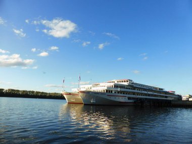 Nehirde gemi gezintisi