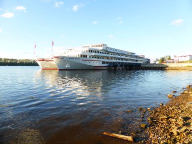 Nehirde gemi gezintisi