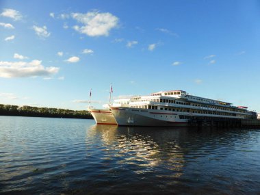 Nehirde gemi gezintisi