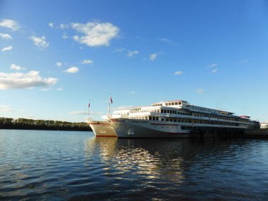 Nehirde gemi gezintisi