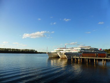 Nehirde gemi gezintisi