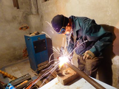 Kaynakçı metal bir yapı üzerinde çalışıyor.