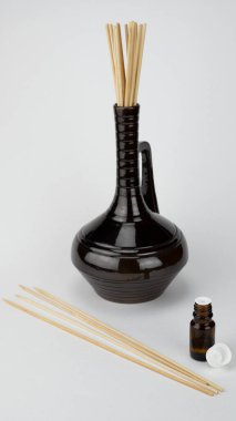 Beyaz arka planda şirin aromaterapi öğeleri