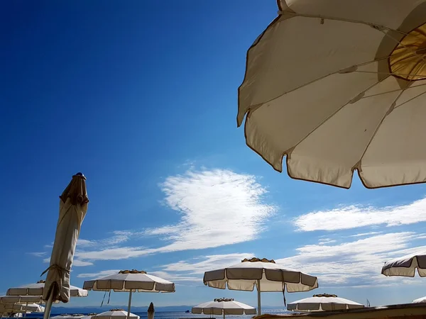 Зонтики на песчаном пляже — стоковое фото