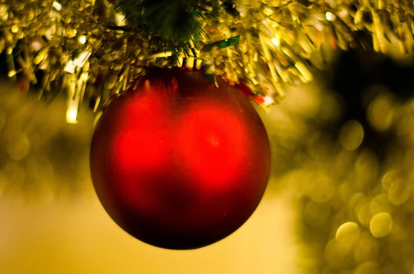 Van zilveren kerst bal en kerstboom op de achtergrond — Stockfoto