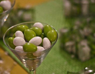 Beyaz ve yeşil şekerli badem