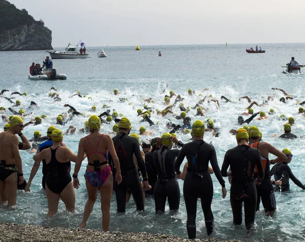 Sporcular Denizde yüzme sırasında adanın yüzmek