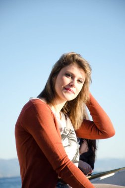 Genç sarışın kızın portresi.