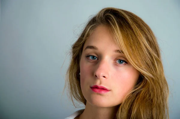 Studio poz sarışın manken