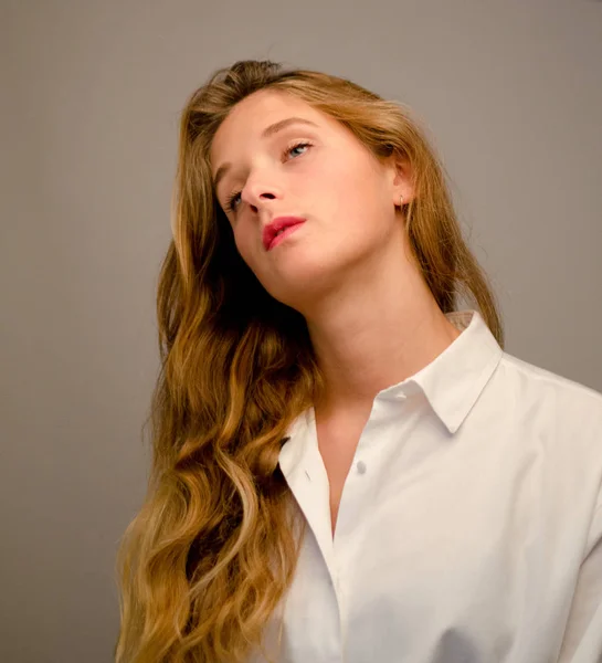 Studio poz sarışın manken