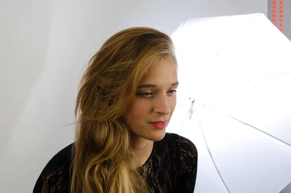 Blond fotomodel poseren in studio — Stockfoto