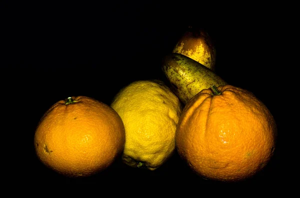 Composição da fruta nos fundos pretos e na água — Fotografia de Stock