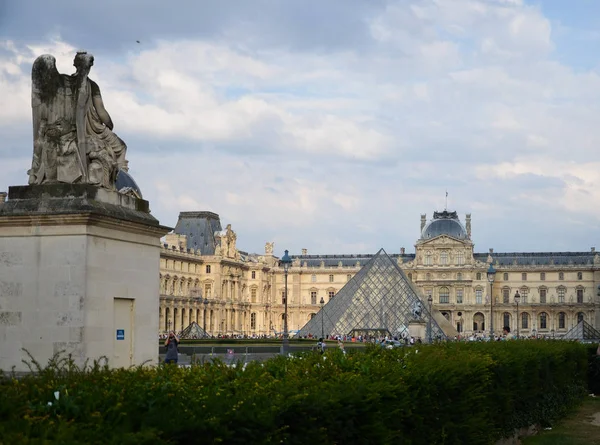 Το Μουσείο του Λούβρου στο Παρίσι — Φωτογραφία Αρχείου