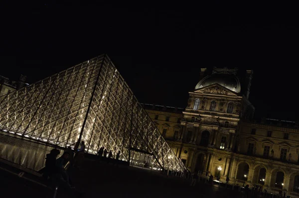 Музей Лувр в Парижі — стокове фото
