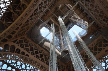 Eyfel Kulesi, aşağıdan, onun heybetli demir structu ile vurdu