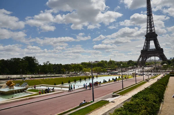 Az Eiffel-toronyhoz és a Place de Trocadero — Stock Fotó