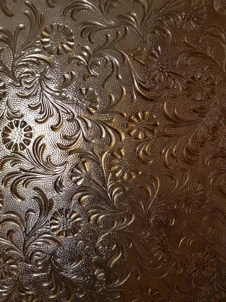 doku camın üzerine çizilen çiçek