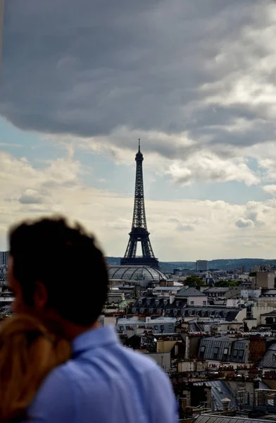 Pár szerelmesek előtt a Tour Eiffel — Stock Fotó