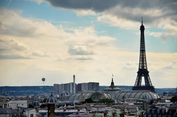 Az Eiffel-túra és egy forró levegő léggömb — Stock Fotó