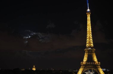 Eyfel Kulesi ile gece ışık