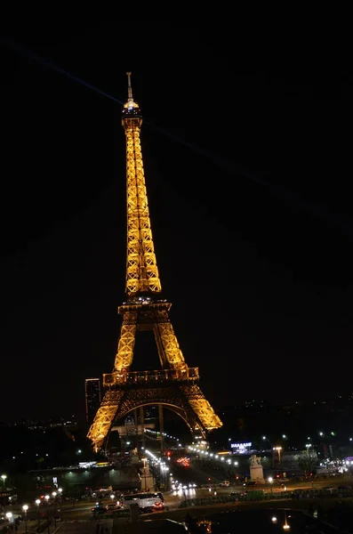 Ейфелева вежа з нічним освітленням — стокове фото