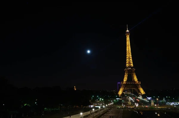 Эйфелева башня с ночным освещением — стоковое фото