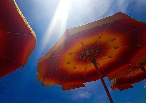 İtalyan bir plaj renkli şemsiyeler