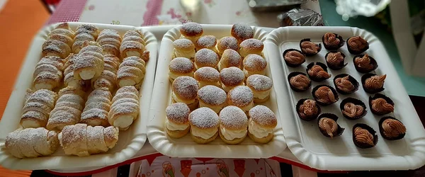 カノーリと菓子のシャンティイ クリームを詰めた — ストック写真