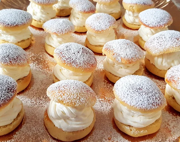 Pasta krema ile doldurulmuş Chantilly