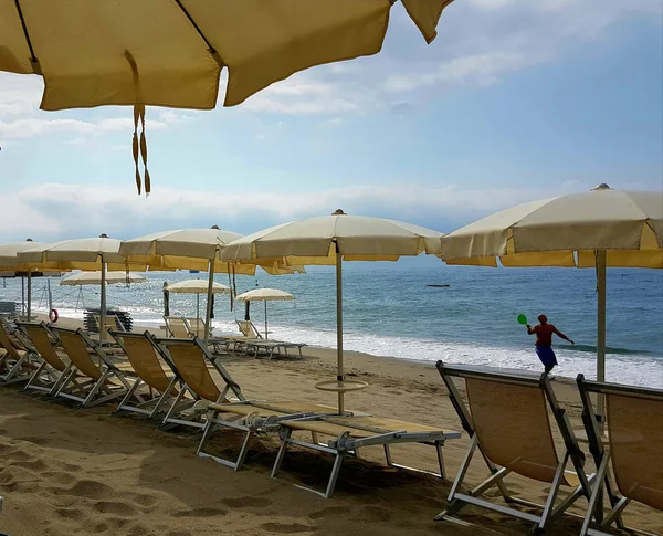 在海边的沙滩遮阳伞 — 图库照片