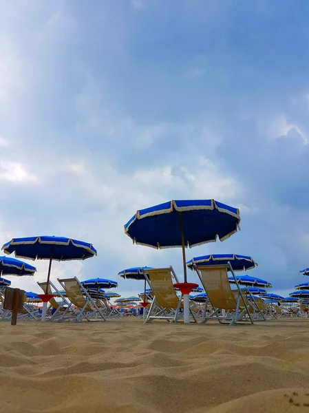 Ombrelloni in spiaggia — Foto Stock