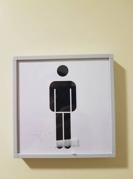 Erkek sembolü kapıya yerleştirilir