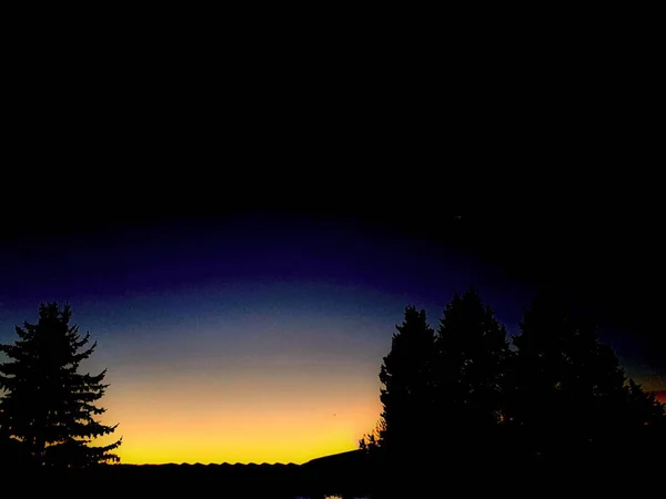 Landschaft in der Abenddämmerung an einem Sommerabend — Stockfoto