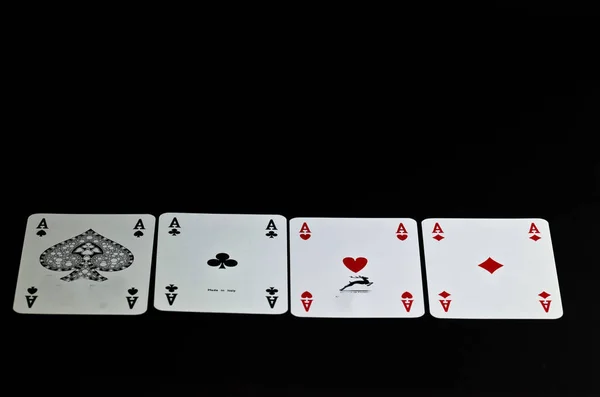 Carte da poker nel tavolo nero — Foto Stock