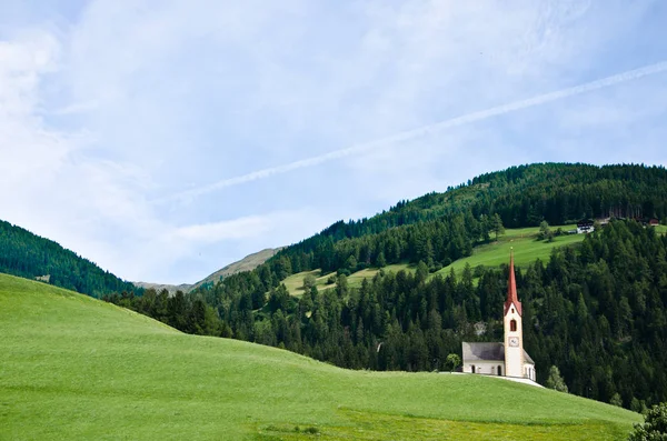 küçük bir kilise Dolomit manzara