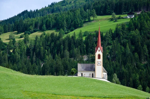 küçük bir kilise Dolomit manzara