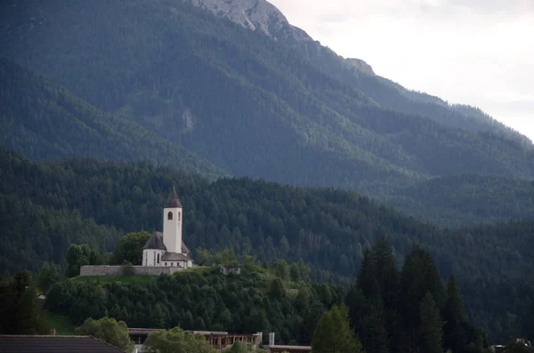 Eine kleine Kirche in der Dolomitenlandschaft — Stockfoto