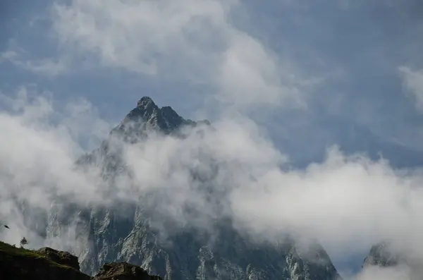 ピエモンテの Po 川の高山の谷 — ストック写真