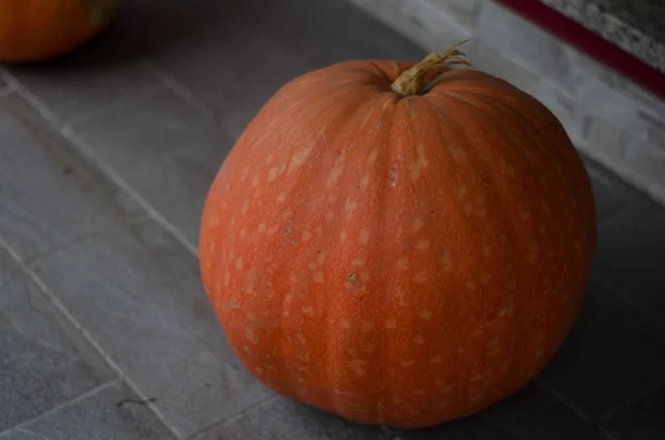Апельсиновий гарбуз для Хеллоуїна — стокове фото